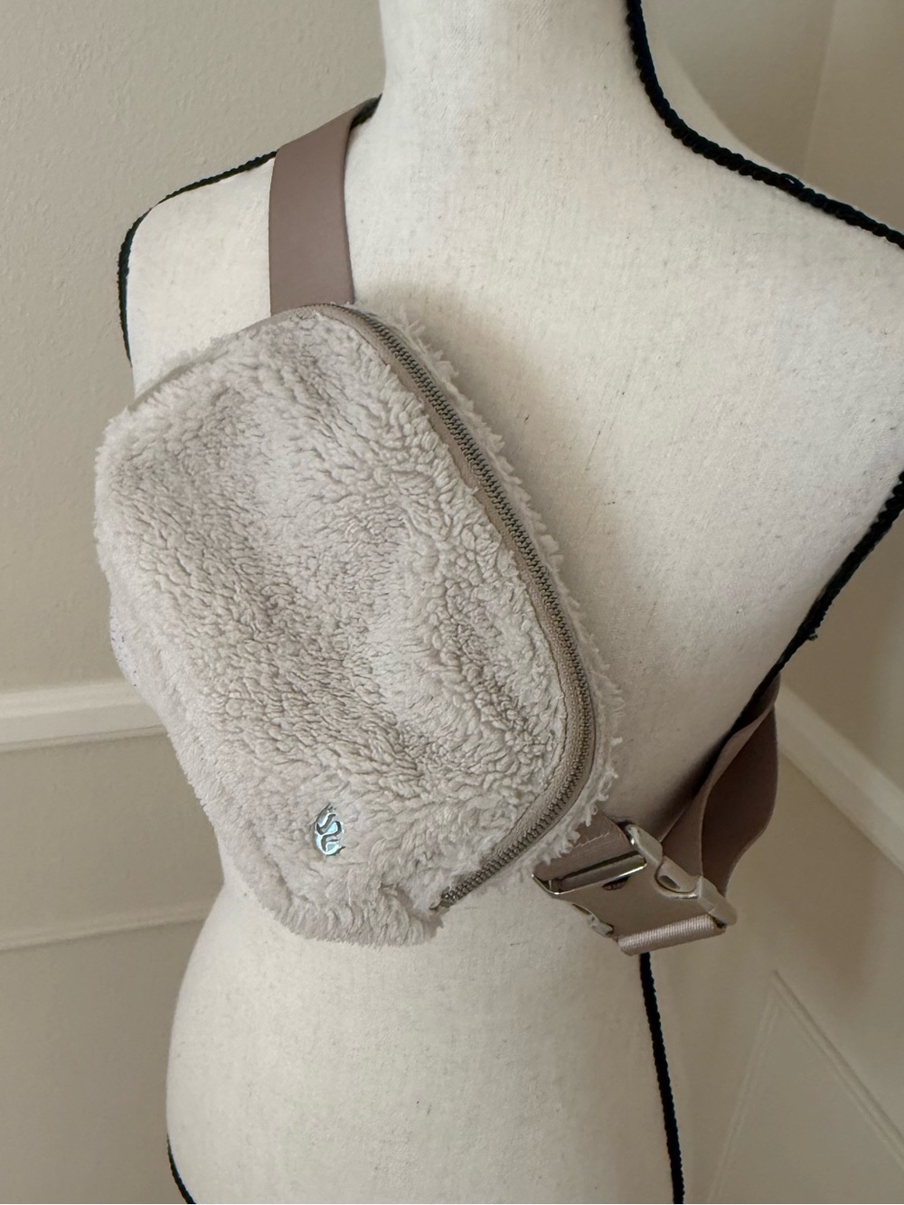 Everywhere Belt Bag in Plush Fleece - Picture 3 of 11